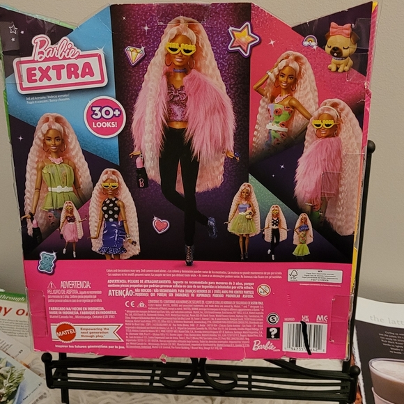 Barbie Extra with 30 + Looks - Picture 2 of 5